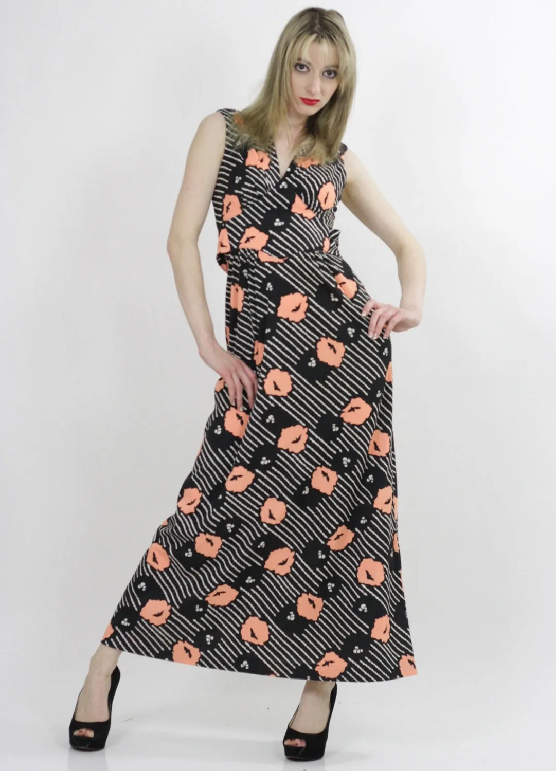 Authentic vintage 70s Boho Maxi dress poppy floral print deep V neck sundress