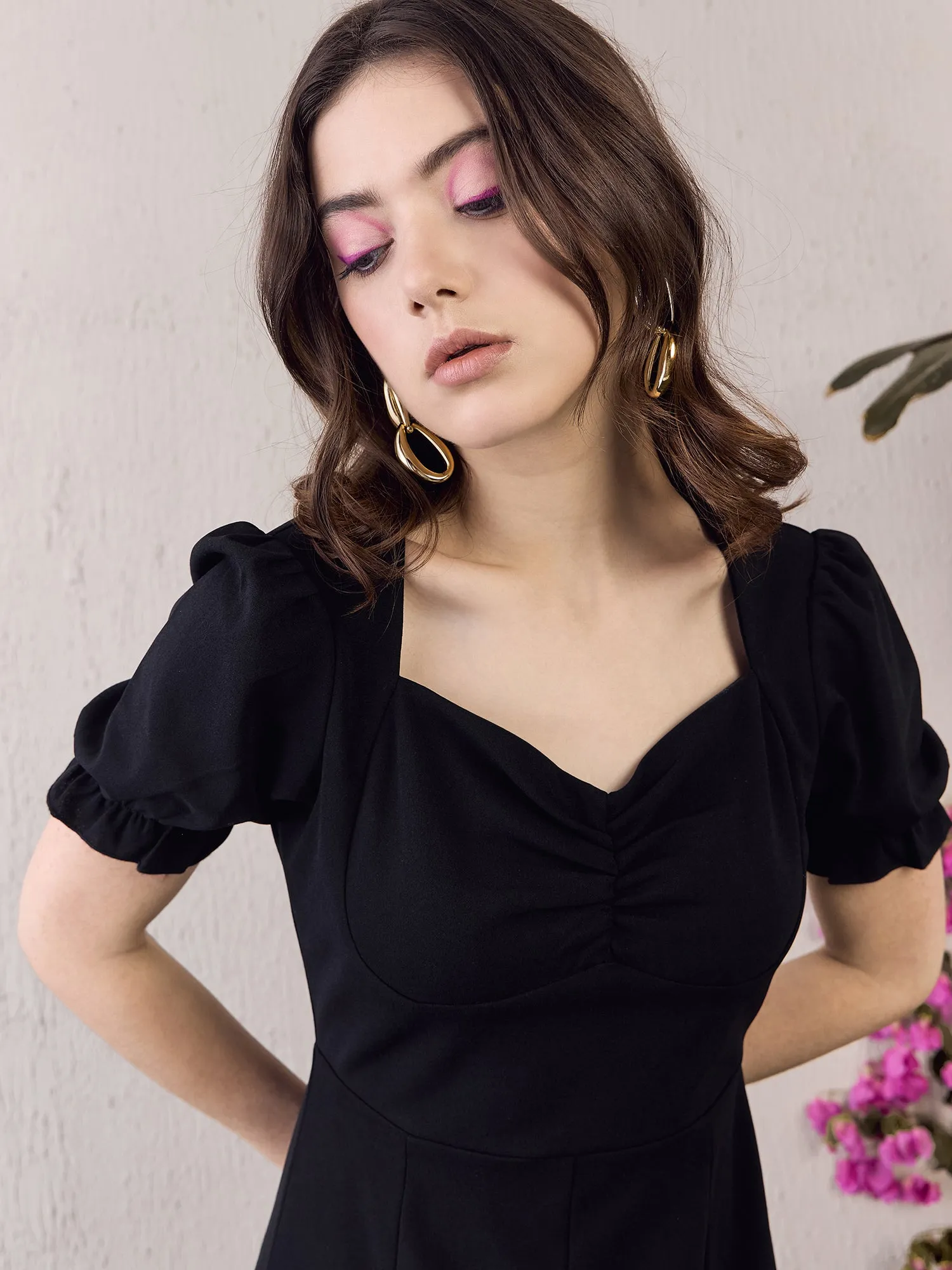 Berrylush Women Solid Black Sweetheart Neck Puff Sleeves Front-Slit Straight Hem Pleated Midi Dress